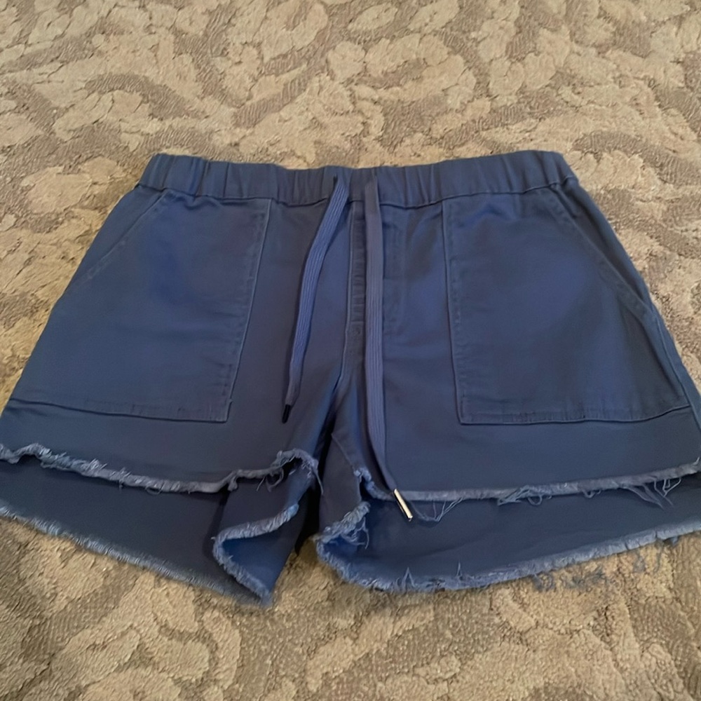 Ladies frayed hem pull on jogger shorts. Longer in the back. New & never worn!